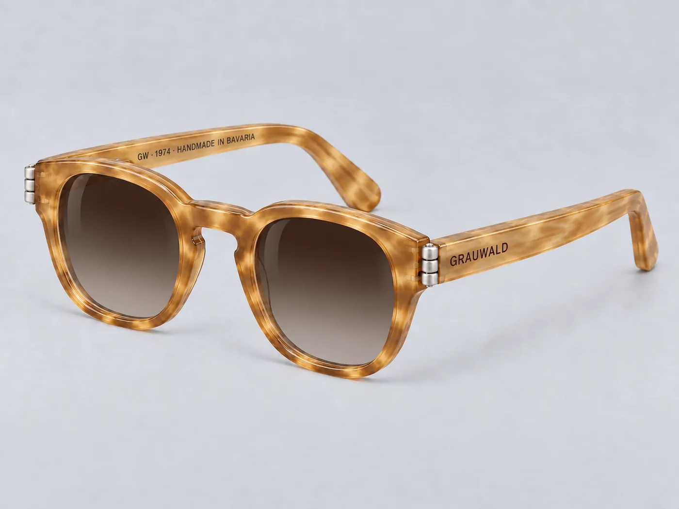 CN-05 in Honig Blonde — honey striated acetate, three-quarter view